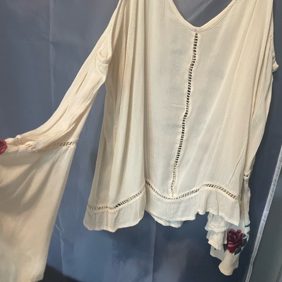 American Eagle top cold shoulder embroidered never worn medium smoke free - Picture 3 of 8